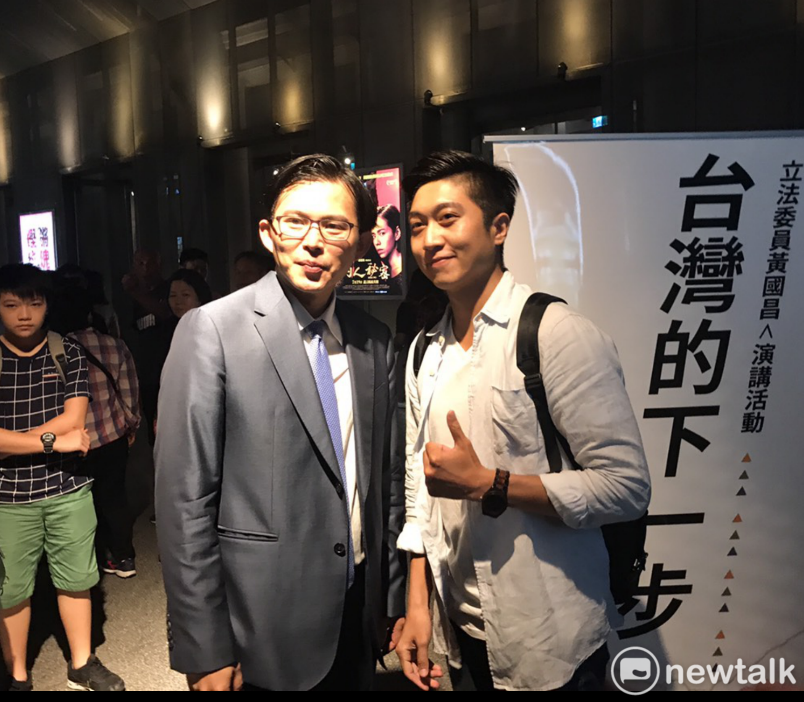 支持者與黃國昌合影。 圖：朱蒲青／攝