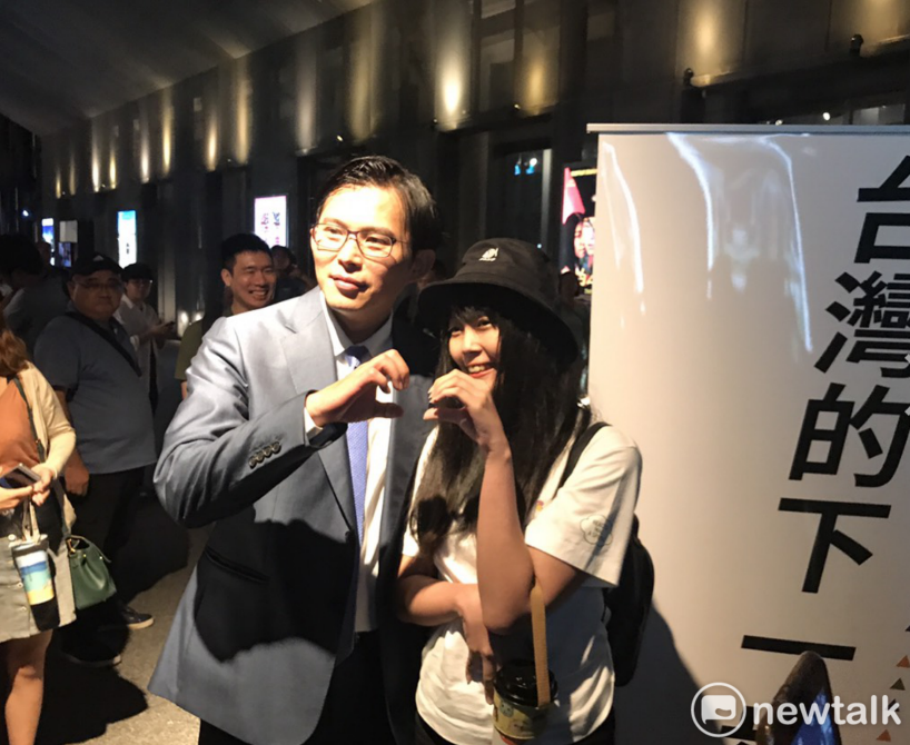 支持者與黃國昌合影。 圖：朱蒲青／攝（資料照片）