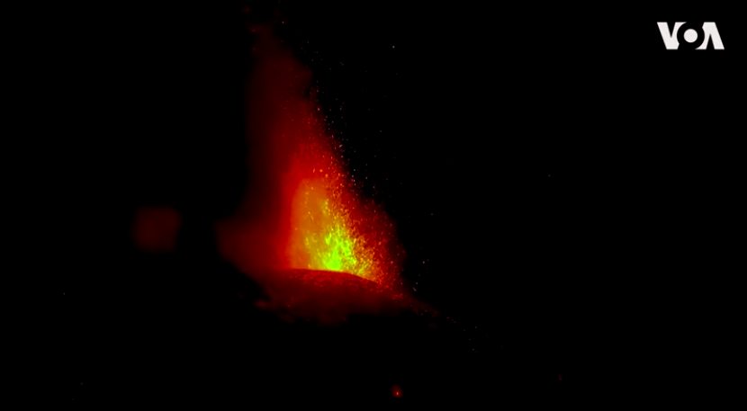 義大利西西里島埃特納火山（Mount Etna）於昨夜噴發。 圖：翻攝自Youtube