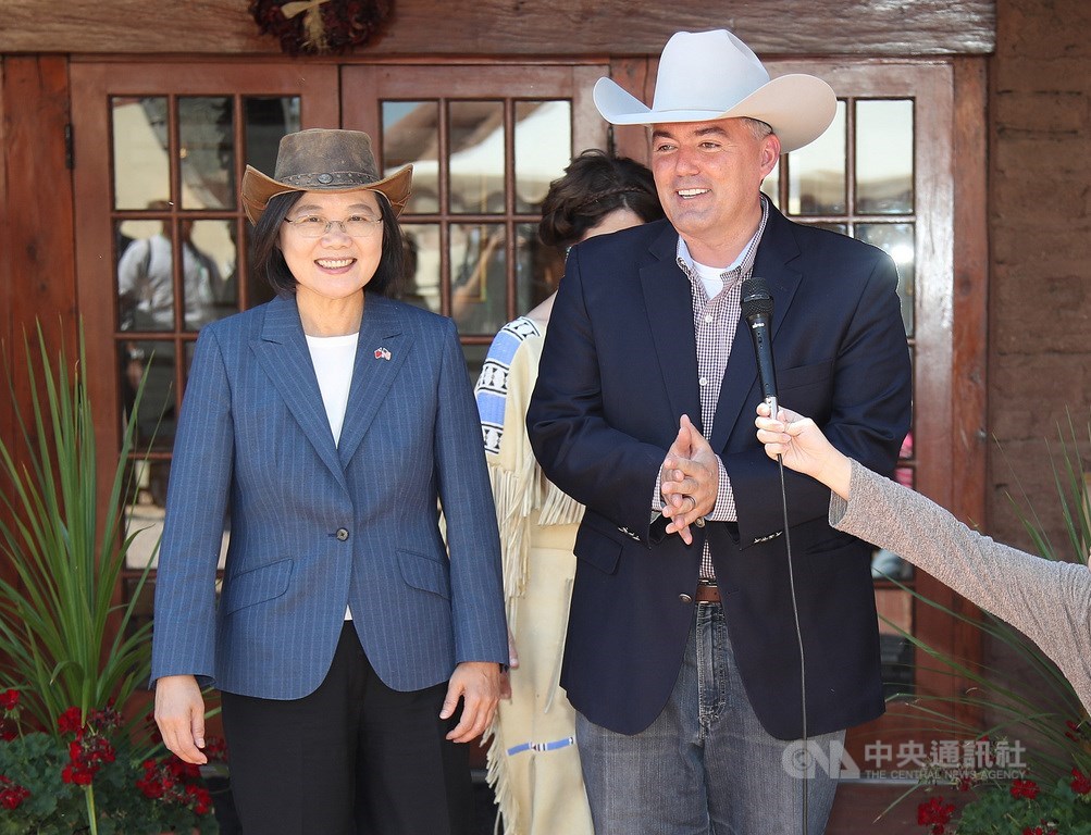 總統蔡英文過境美國丹佛，20日（當地時間）戴著牛仔帽與聯邦參議員賈德納（Cory Gardner）午餐，體會美國中西部風情外，聚焦科技、自由貿易等議題。 圖/中央社