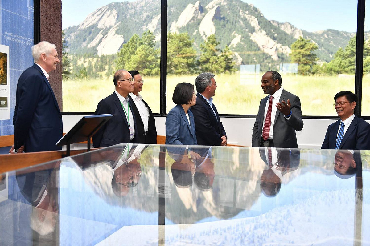 蔡英文總統參訪美國國家大氣中心（NCAR）及所屬的地球觀測實驗室，實地了解台美氣象合作情形，也參觀了福衛3號、福衛7號的展區。 圖/蔡英文 Tsai Ing-wen臉書