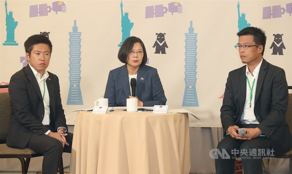 總統蔡英文結束加勒比海友邦訪問之旅，在美國丹佛與隨團記者茶敘。 圖/中央社