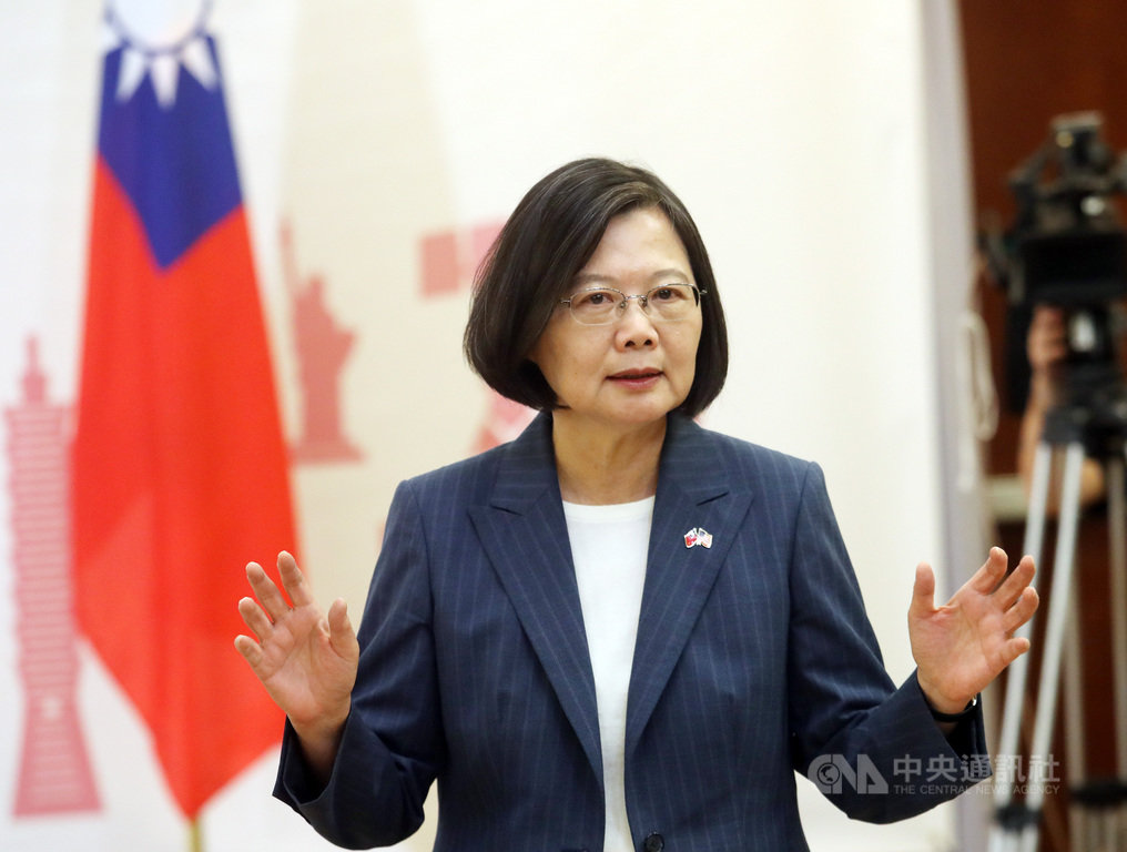 蔡總統副手人選，獨派盼促成蔡賴配，也傳出桃園市長鄭文燦是可能人選，蔡總統說，鄭文燦聽到自己都會嚇一跳。 圖/中央社