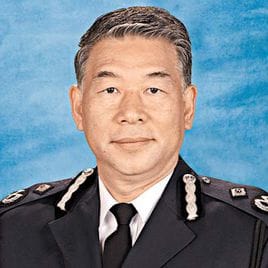 任達華的哥哥任達榮，承繼父親的遺志，考進皇家香港警務處，1996年獲升總警司，2007年成為警務處副處長，於9年前光榮退休了。 圖：翻攝自百度