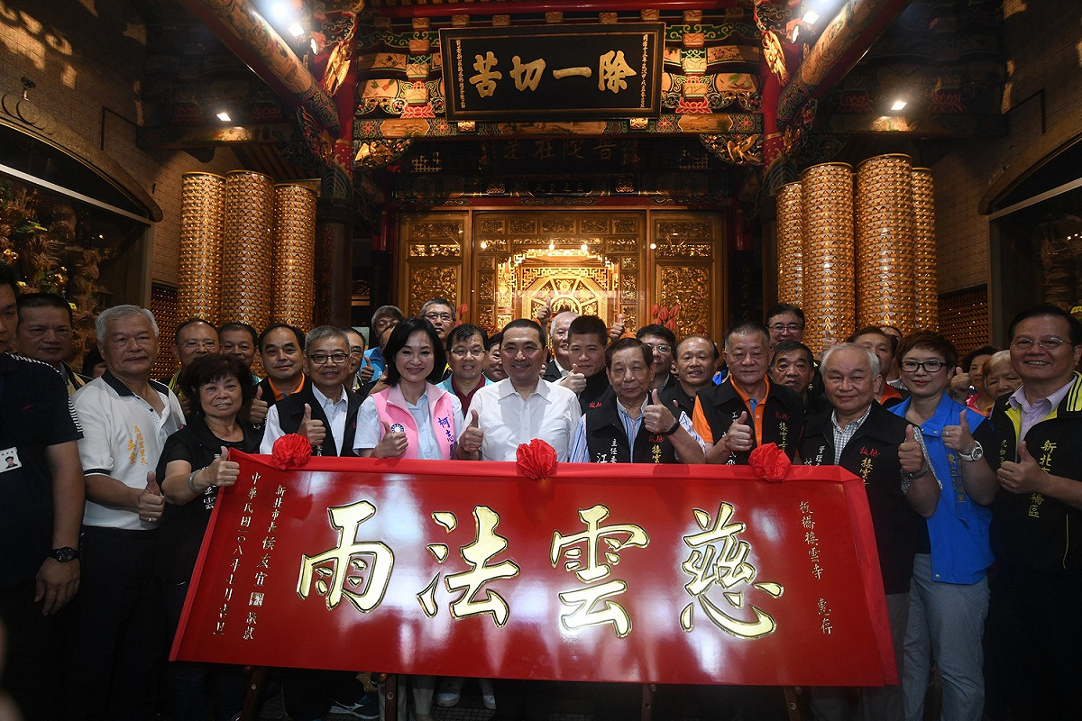 新北市長侯友宜今上午到主祀觀世音菩薩的板橋接雲寺參拜，並致贈「慈雲法雨」匾額。 圖：新北市政府/提供