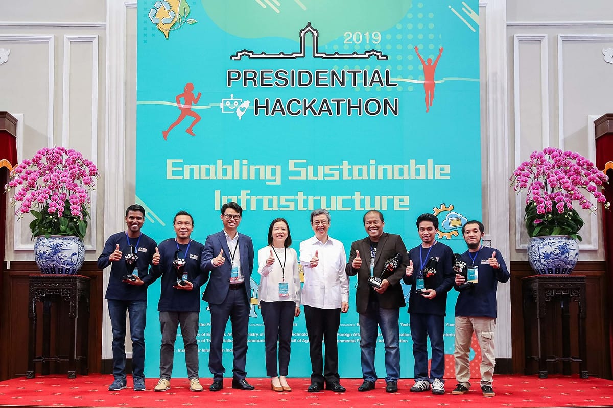 副總統陳建仁與馬來西亞Mentadak卓越團隊合影。 圖：行政院科技會報辦公室/提供
