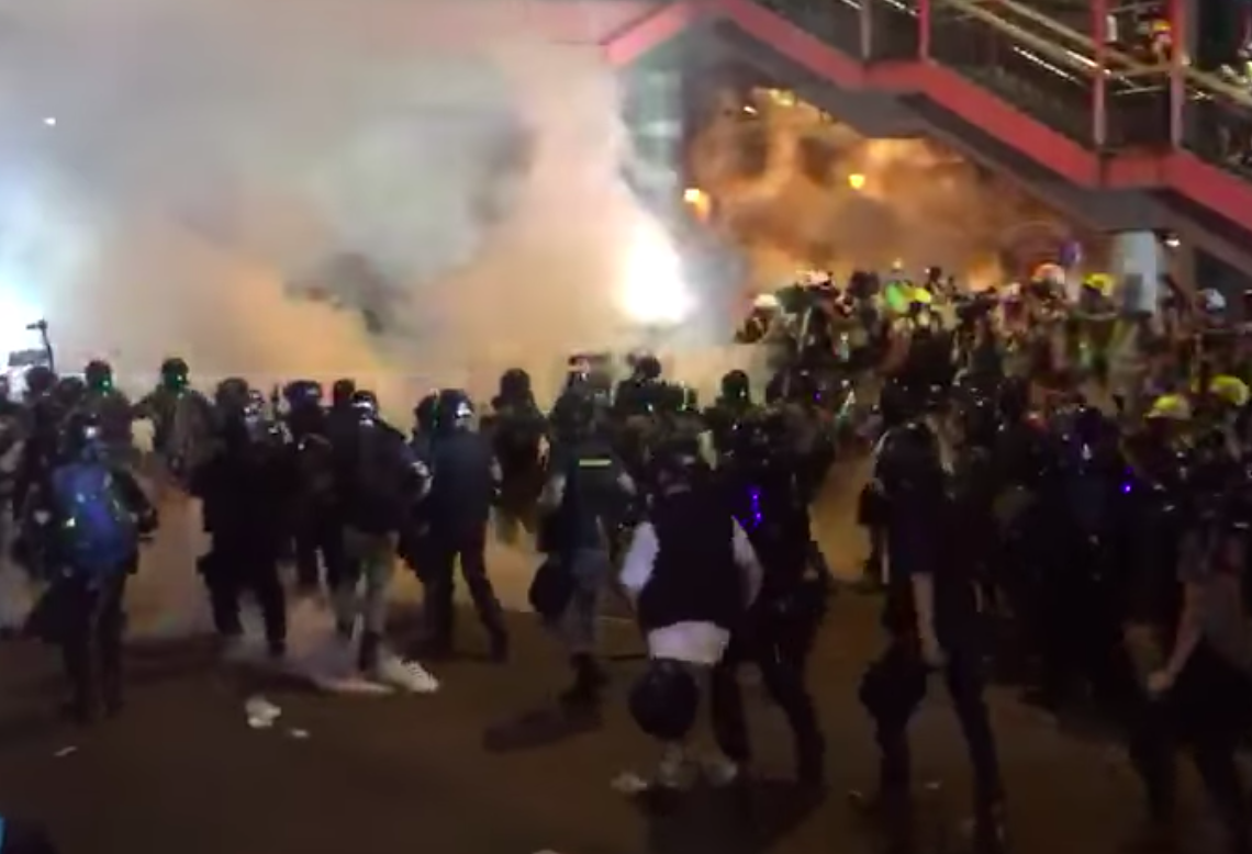 香港西港城，示威者一度將鐵馬推前，警方即施放催淚彈還擊，並迅速推進。 圖：翻攝stand News臉書