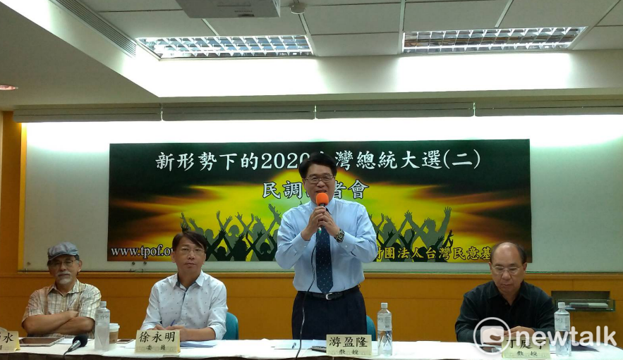 游盈隆今天公佈最新民調，當柯文哲投入2020台灣總統大選時，選民投票傾向將出現極大轉變，33.5%支持韓國瑜，32.6%支持蔡英文，25.5%支持柯文哲。 圖：陳佩君／攝