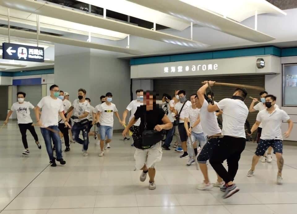 721香港元朗白衣人隨機打人事件。 圖：翻攝自香港突發事故報料區
