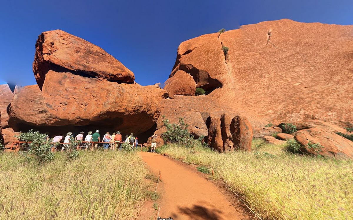 澳洲 Uluru-Kata Tjuta National Park內有許多大小不等的紅岩，在日出日落時會變成艷紅，是許多遊客喜愛的取景題材。  圖：Google map／翻攝
