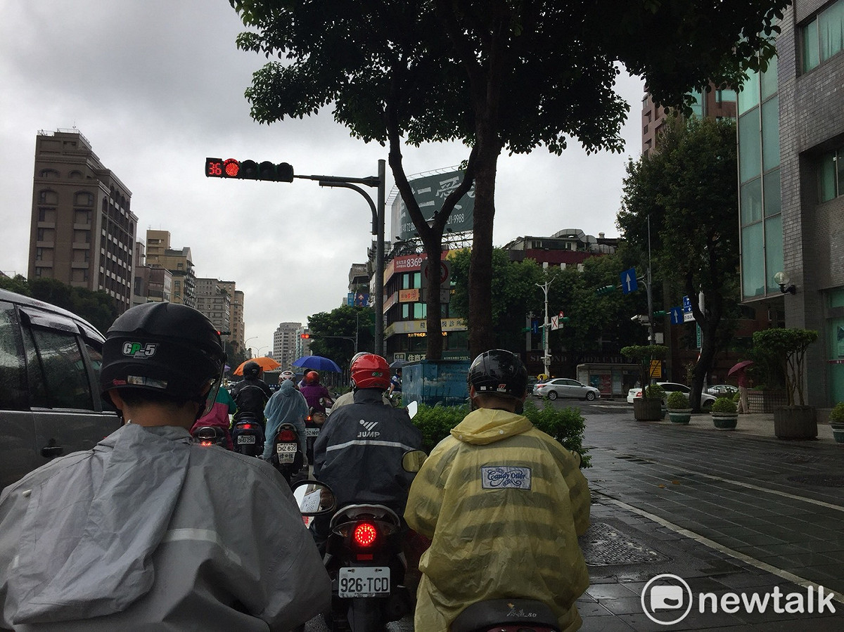中央氣象局今（22）日針對北北基等17縣市發布大雨特報，提醒民眾要注意。 圖：閻芝霖／攝