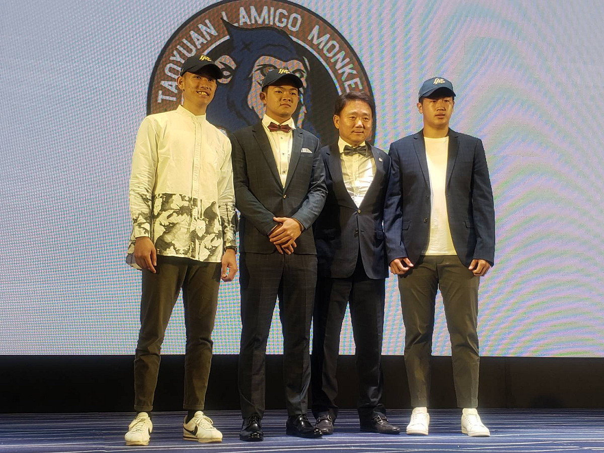 Lamigo桃猿選秀球員，左二為總教練洪一中。 圖／黃建霖攝