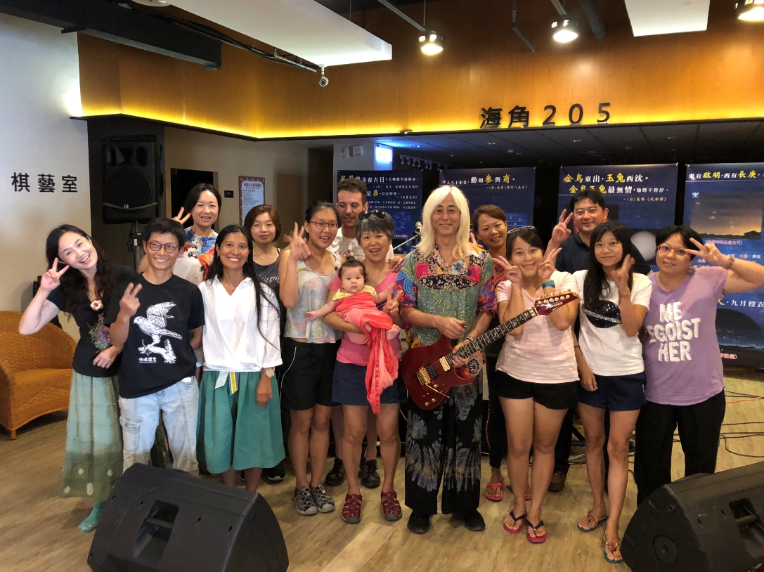 日本心靈音樂家朝瀨蘭(前排右四)與小墾丁總經理張福生(後排右一)呼籲大家每天安排15分鐘大腦放空與靜默的時間。 圖/小墾丁渡假村提供