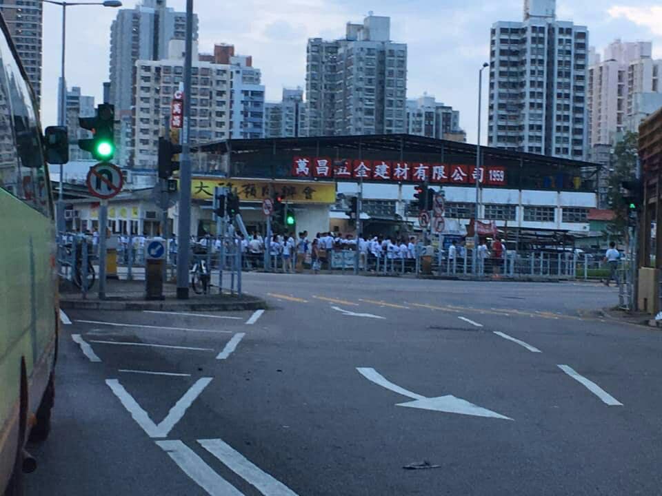 有網友貼出大批白衣人集結照片，暗示可能發生大型事件。 圖/翻攝自香港突發事故報料區