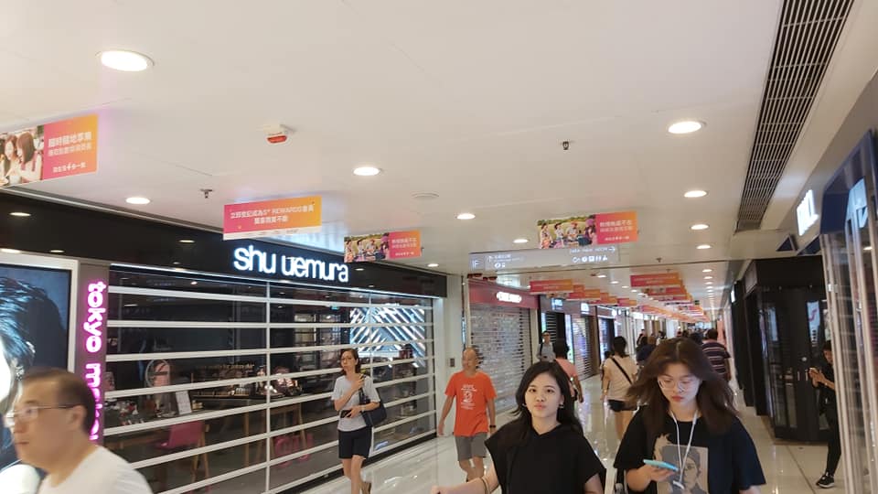 有數間屯門時代廣場的商家關門。 圖/翻攝自香港突發事故報料區