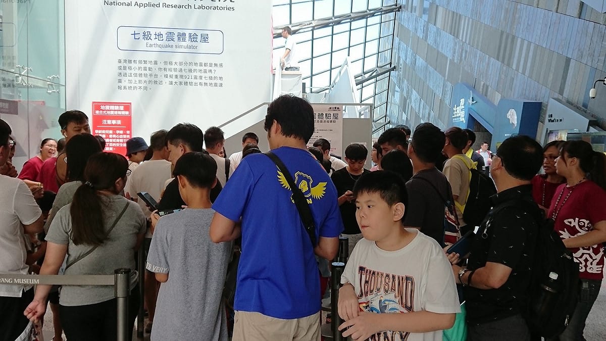 民眾排隊體驗七級地震體驗屋。