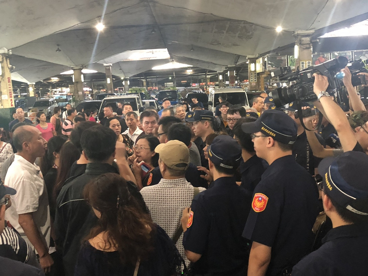 北市環南市場改建案爭議不斷，今日舉行中繼市場抽籤，現場再度爆發口角衝突。 圖：民眾 / 提供
