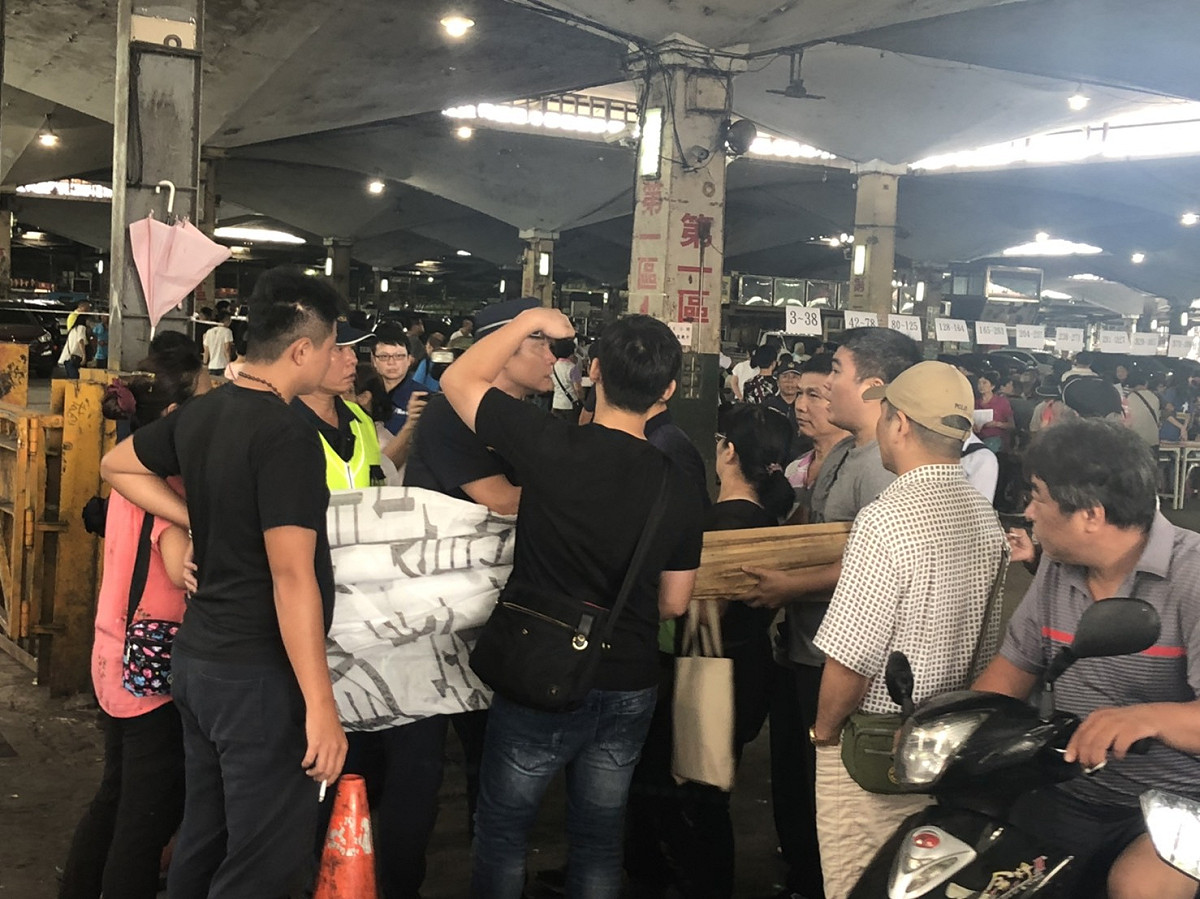 環南市場抽籤，不少攤商不滿市府中繼市場動線設計不良。 圖：民眾 / 提供
