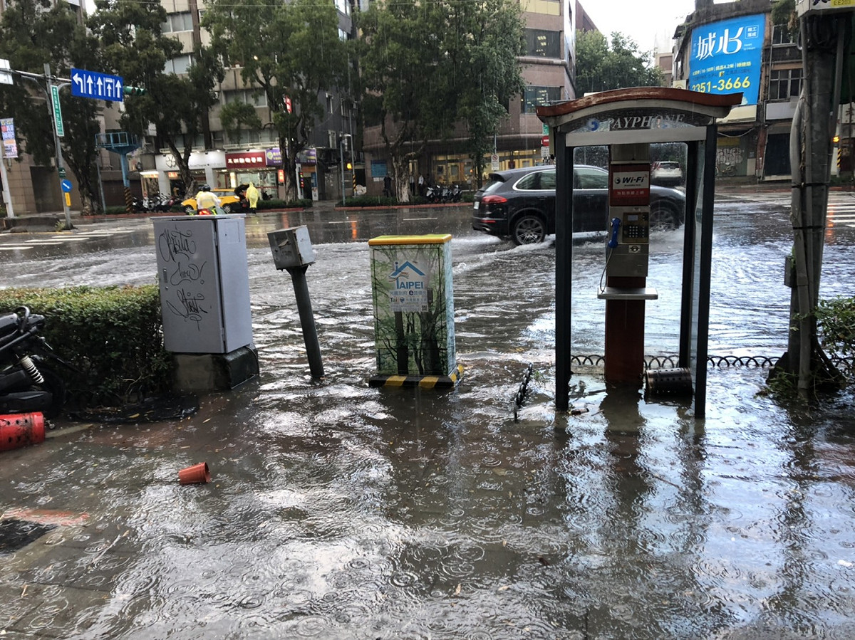 中央氣象局今針對台北市發布豪雨特報，新生南路的人行道也淹水了。 圖：Mayer/提供