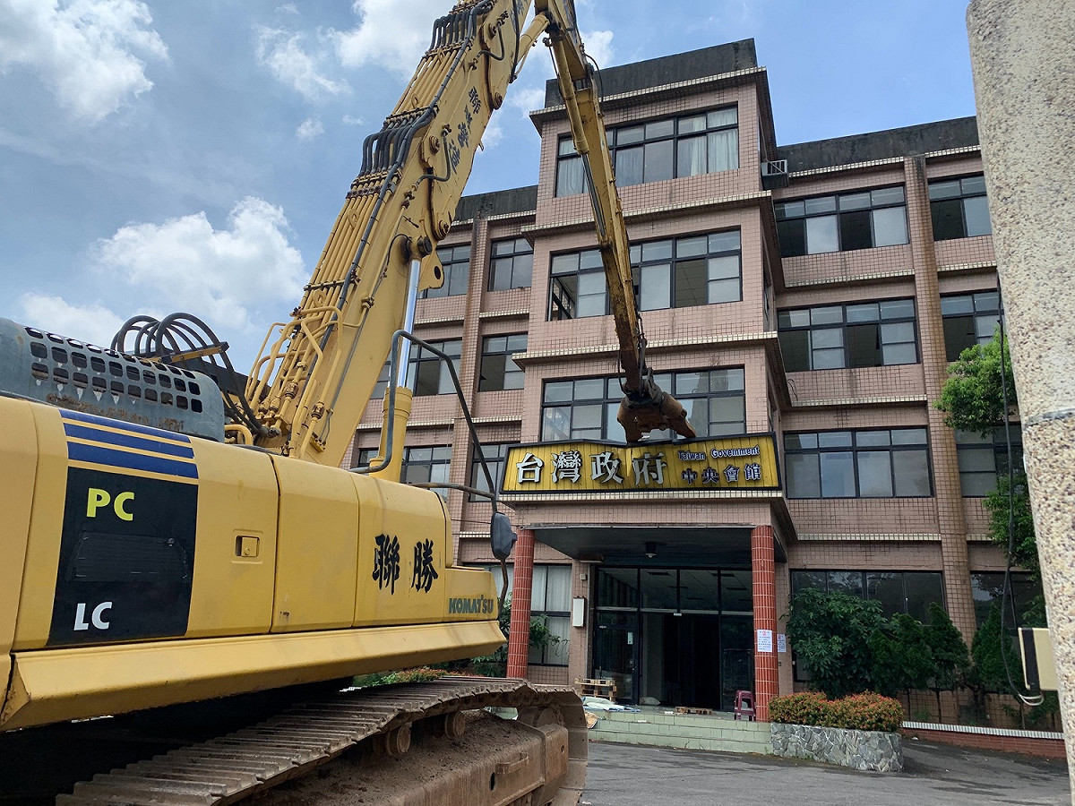 台灣民政府龜山總部中央會館遭檢舉為違章建築，桃園市政府建築管理處今天派員及機具前往現場進行拆除。 圖：龜山分局/提供