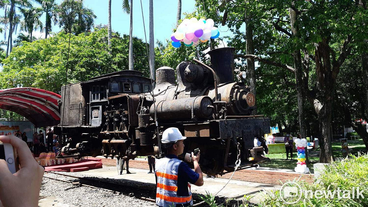 陳列在嘉義公園46年的蒸汽老火車頭，今天吊回嘉義車庫園區維修。 圖：蔡坤龍/攝
