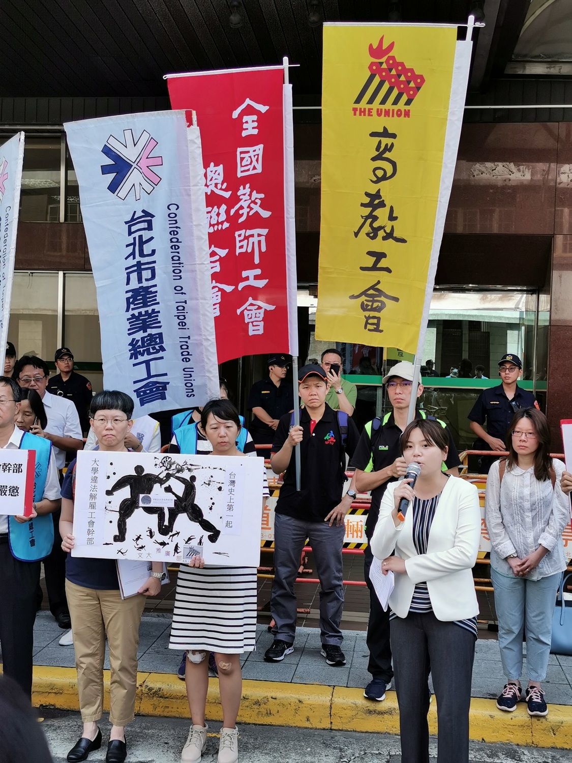 高教工會今日前往勞動部陳情，呼籲文大儘速恢復被解雇人員的工作權。 圖 : 高教工會/提供