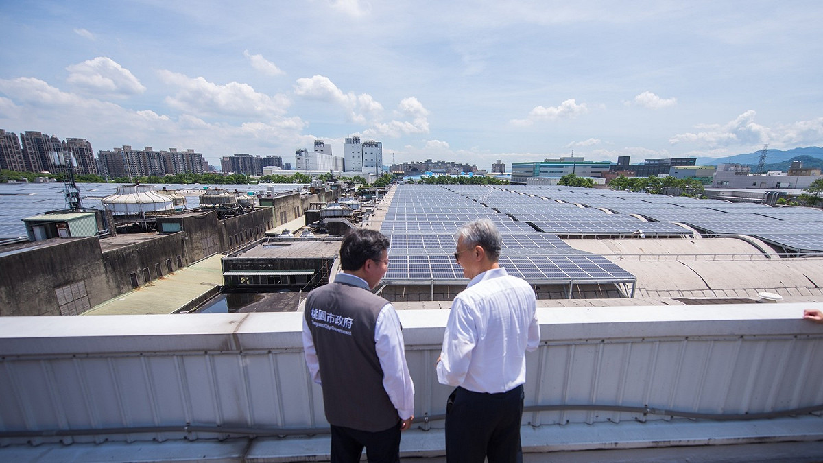 台灣汽電共生與新光紡織合作，於新光紡織桃園大溪廠設置太陽光電系統，年預估發電量可達551萬度，減少二氧化碳排放量超過5千公噸。 圖：桃園市政府/提供