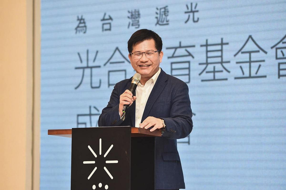林佳龍在出席台灣自行車記者會前，受媒體訪問，針對國安局走私菸一事發表聲明。 圖：林佳龍臉書／翻攝（資料照）