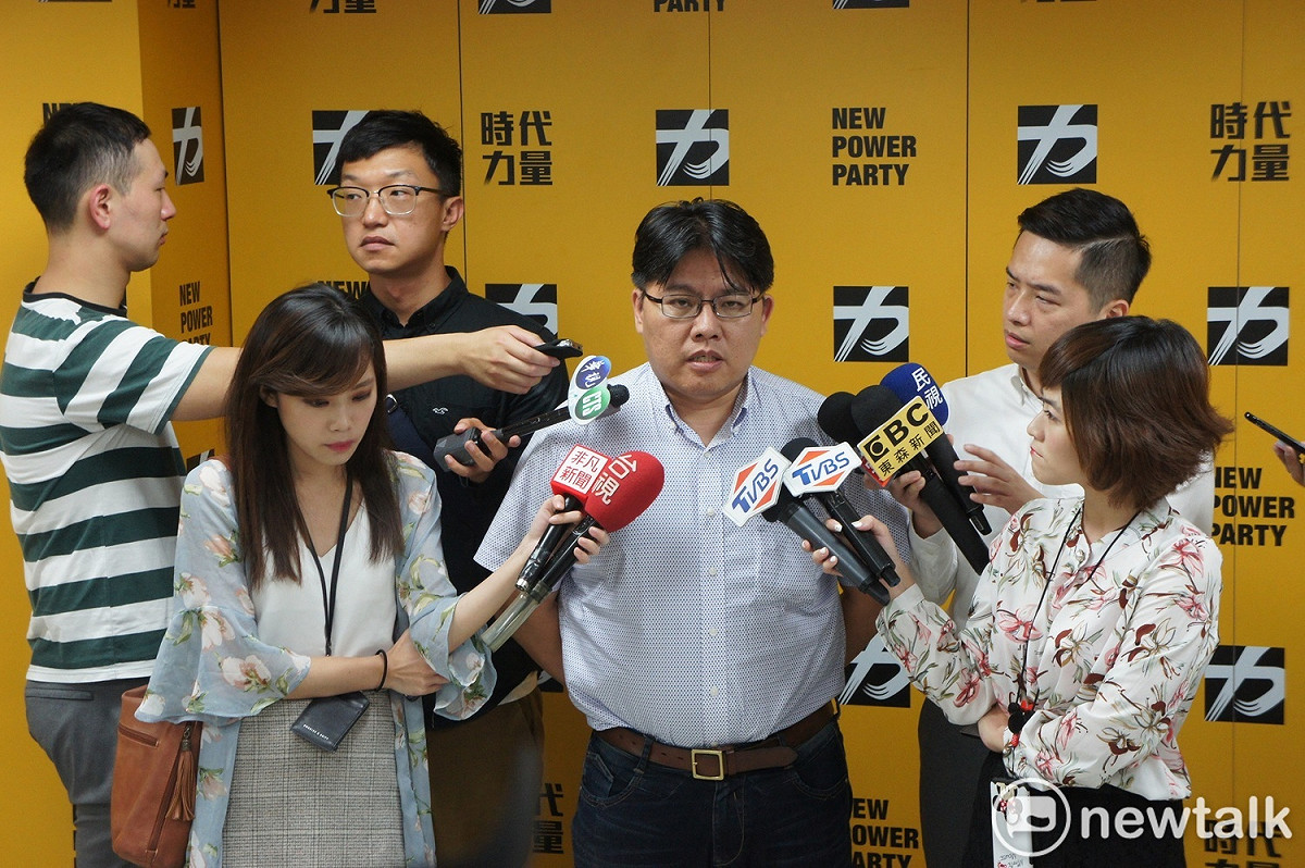 時代力量黨主席邱顯智說明踢爆國安局走私菸品的事件開端。 圖：黃建豪/攝（資料照）
