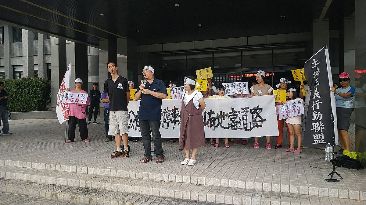 屏東縣議員蔣月惠（前右1）與反拆遷戶至縣府大門抗議。 圖：翻攝自 蔣月惠 臉書