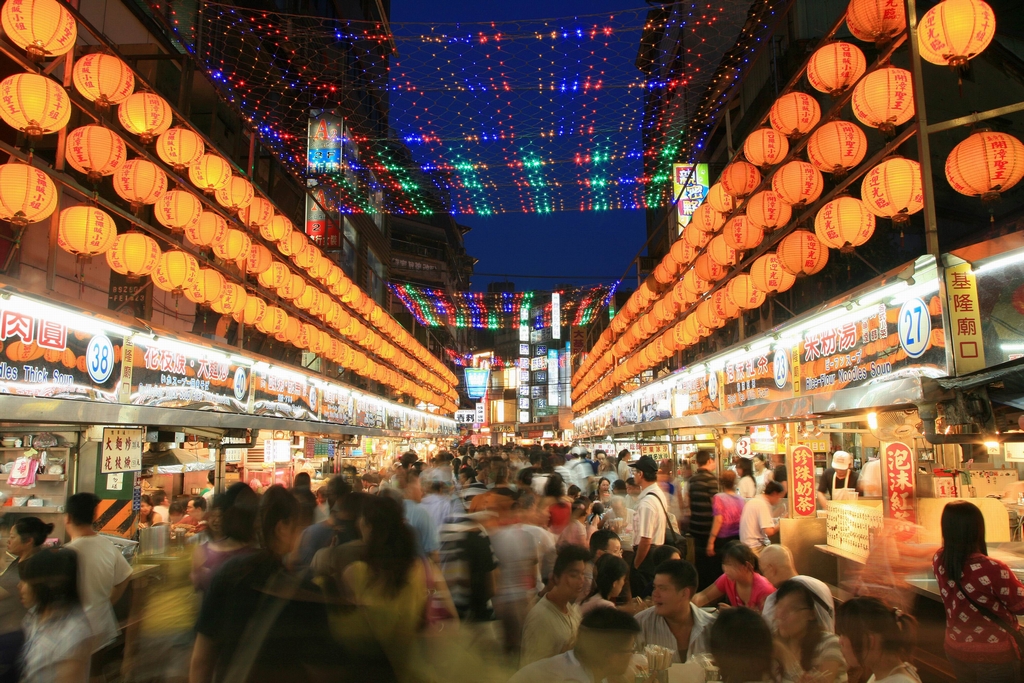 基隆廟口夜市是初來基隆的觀光客必訪熱鬧景點，密集燈籠街景在夜晚特別有風情。 圖：交通部觀光局官網／翻攝