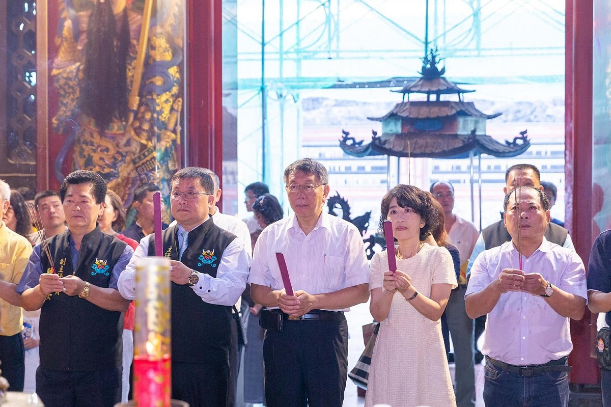 台北市長柯文哲與夫人陳佩琪利用假日下鄉參訪。 圖：翻攝柯粉俱樂部臉書