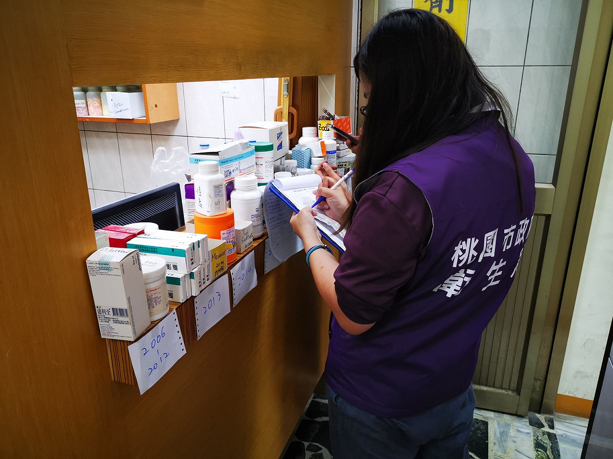 衛生局派員前往診所稽查，發現藥品調劑室有３６項藥品過期。 圖：桃園市政府衛生局／提供