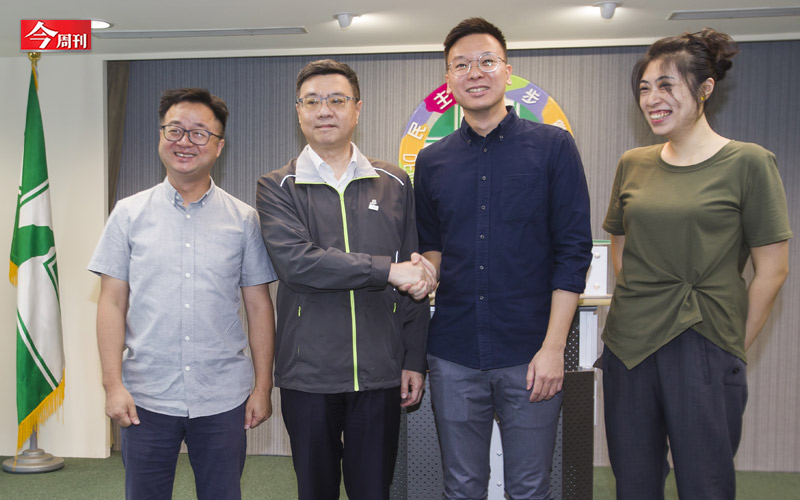 林飛帆（右二）15日成為民進黨史上最年輕的副祕書長。 圖：今周刊/提供