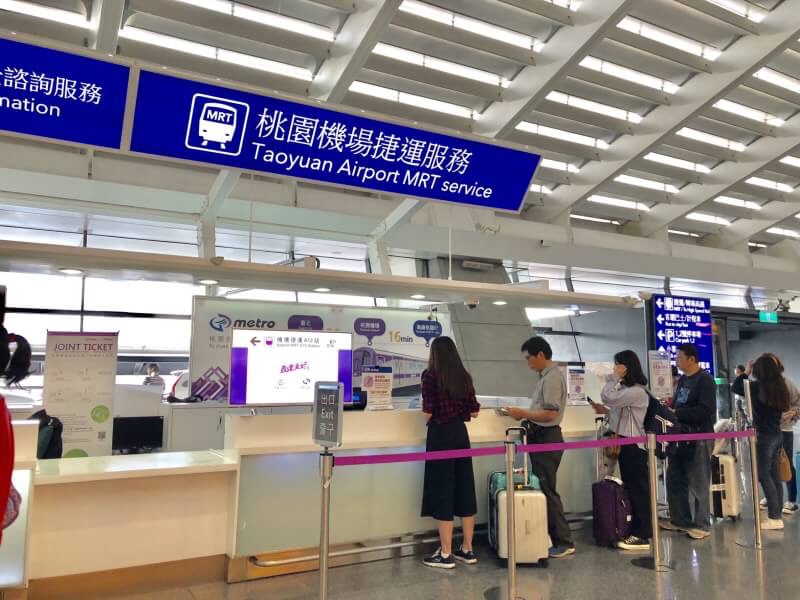 為提升機場旅客搭乘率，桃園捷運公司預計今年底將推出信用卡支付過閘服務，明年中開放第三方支付（如Line Pay等）電子支付，逐步健全行動支付服務。 圖：桃園捷運公司／提供