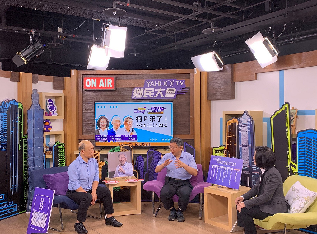郭子乾模仿高雄市長韓國瑜（左）、唐從聖模仿總統蔡英文（右）兩位擔任主持人訪台北市長柯文哲（中）。 圖：Yahoo TV / 提供