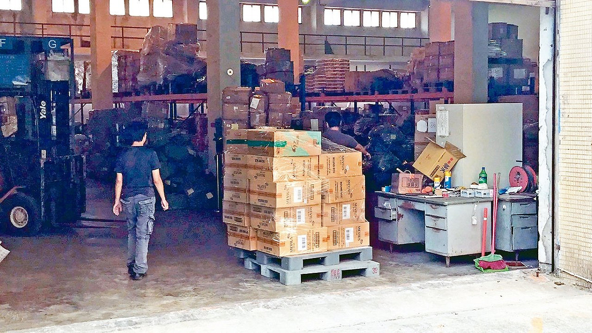 國安人員利用蔡總統出訪回國時走私9800條菸，遭到海關與調查局及時查獲。 圖：翻攝自王浩宇臉書(資料畫面)