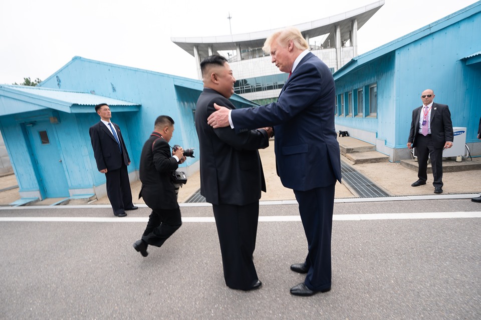 朝鮮領導人金正恩（前排左起）6月底，才與美國總統川普在朝鮮半島非軍事區會面，雙方見面表現熱絡。 圖：翻攝自美國白宮臉書