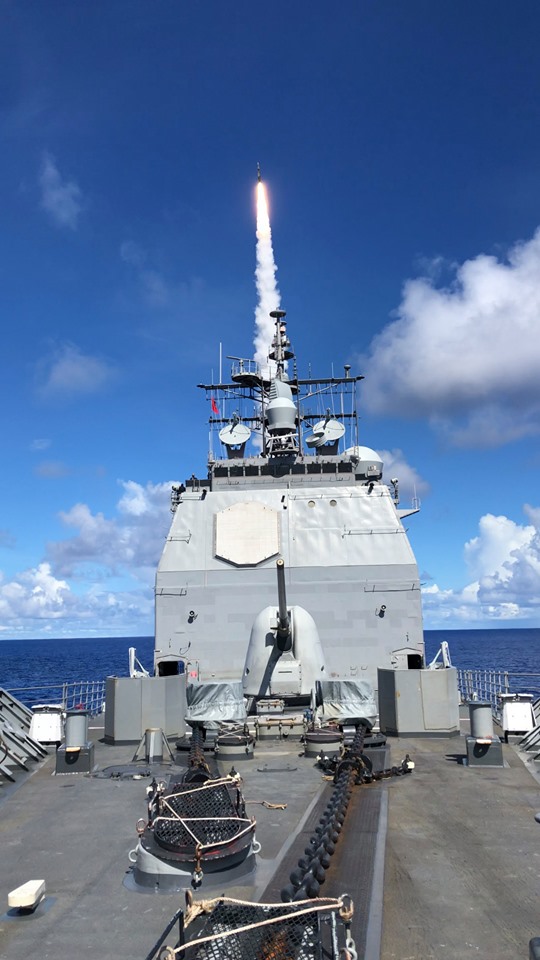 美軍軍艦「安提坦號」(USS Antietam,CG-54)演訓試射飛彈。 圖：翻攝U.S. 7th Fleet臉書