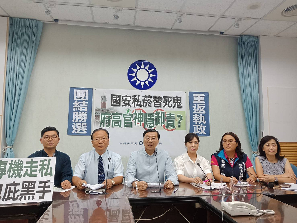 立法院國民黨團召開記者會，點名總統府祕書長陳菊辦公室涉入走私菸案。 圖：國民黨立院黨團/提供