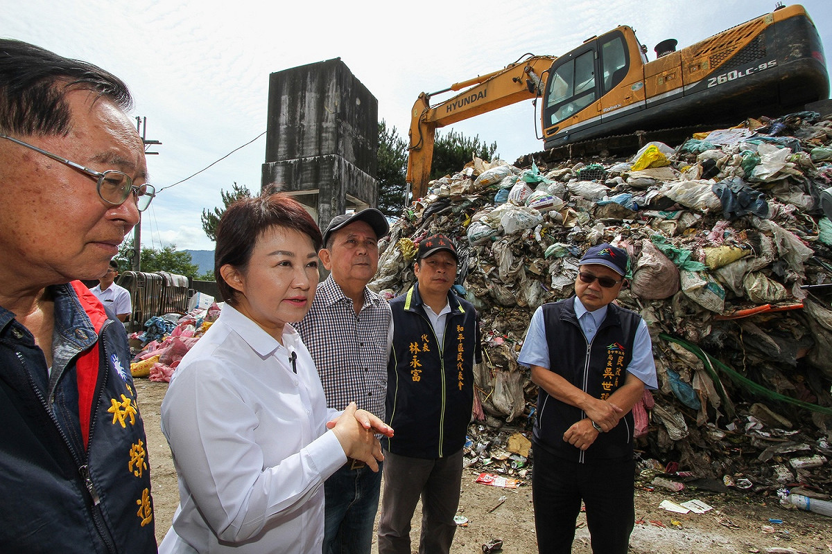 盧秀燕會勘福壽山垃圾轉運暫置場現況。 圖 : 台中市政府/提供