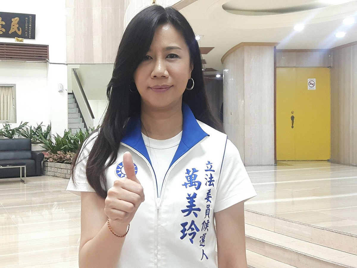 市議員萬美玲說，自從韓國瑜要到桃園造勢的消息一出，服務處的電話幾乎被打爆，全都是民眾打來詢問韓到桃園來的行程。 圖：林昀真/攝