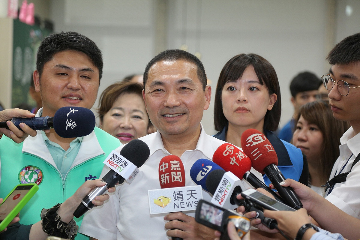 侯友宜認為只要好好做事最重要，至於視察時要選什麼姿勢「歡喜就好」。 圖：新北市政府／提供