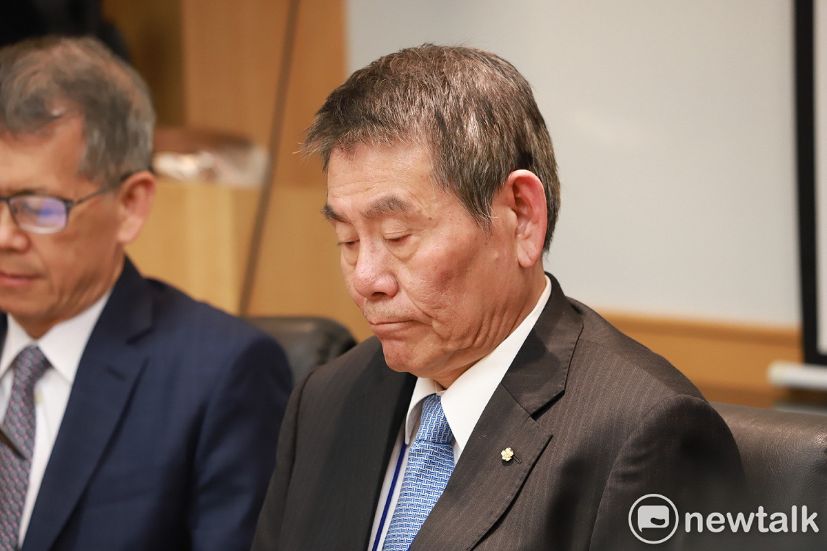 華航董事長謝世謙今日下午召開記者會，為此事國安走私菸案致歉並說明詳情。 圖：謝佳真/攝。
