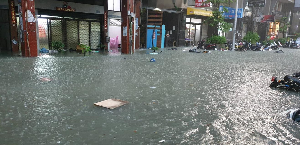 高雄三民區寶珠溝正興里里長沈秀玲於719淹水當日所PO出的淹水災情圖。 圖：擷取自沈秀玲臉書