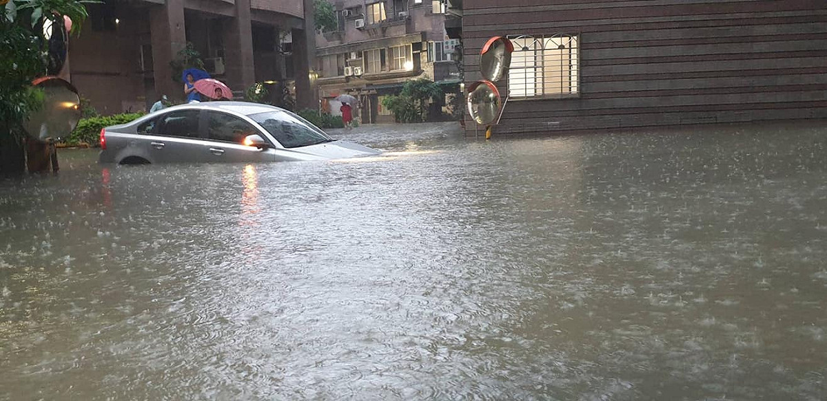 高雄三民區寶珠溝正興里里長沈秀玲於719淹水當日所PO出的淹水災情圖。 圖：擷取自沈秀玲臉書