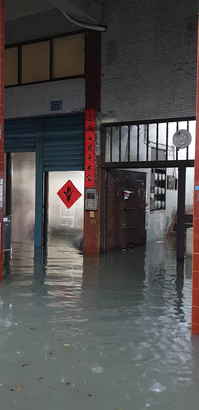 高雄三民區寶珠溝正興里里長沈秀玲於719淹水當日所PO出的淹水災情圖。 圖：擷取自沈秀玲臉書