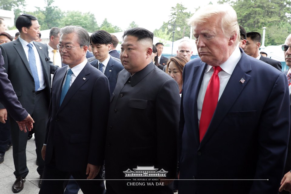 美國總統川普（右起）6月底訪問韓國，再赴非軍事區（DMZ）會晤朝鮮領導人金正恩，韓國總統文在寅一路作陪。 圖：翻攝自青瓦臺臉書
