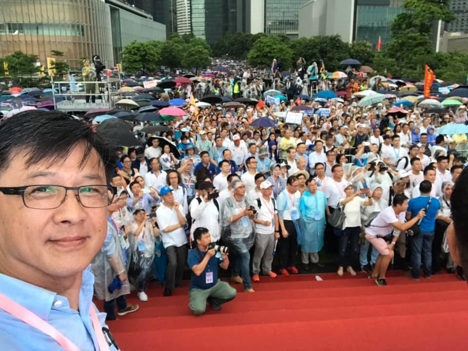 香港立法會議員何君堯（左）發起擋警遊行，動員力量驚人，他遭到起底，集「鄉、黑、共」3種勢力在一身。 圖：翻攝自何君堯臉書