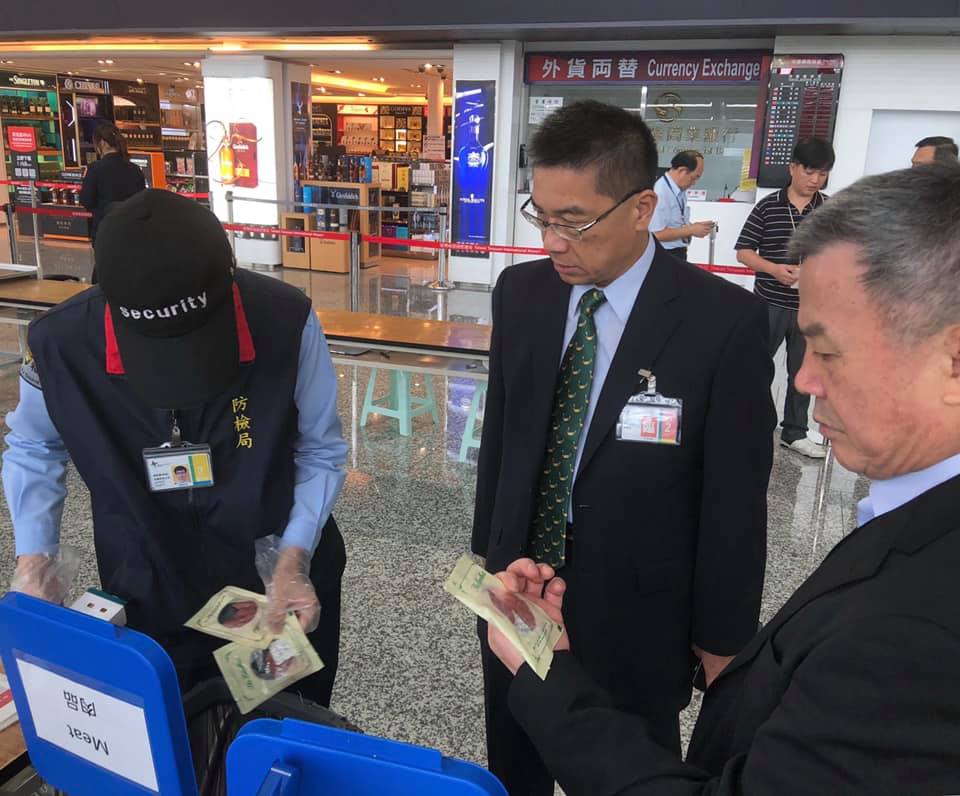 由於俄羅斯已被列入非洲豬瘟高風險疫區，來自該地的旅客手提行李也已經開始100%全面檢疫。內政部長徐國勇今（26）天一早特別前往桃園機場第一航廈視察。 圖：擷自徐國勇臉書